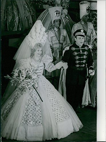 Foto vintage de mulher bem vestida com homem em um show.
