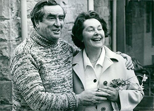 Foto vintage de Denis Winston Healey, com sua esposa Edna May Healey, sorrindo.