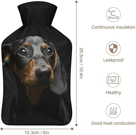 Cachorro dachshund cão em injeção de borracha de garrafa de água quente escura com tampa de pelúcia quente para cama cólicas menstruais